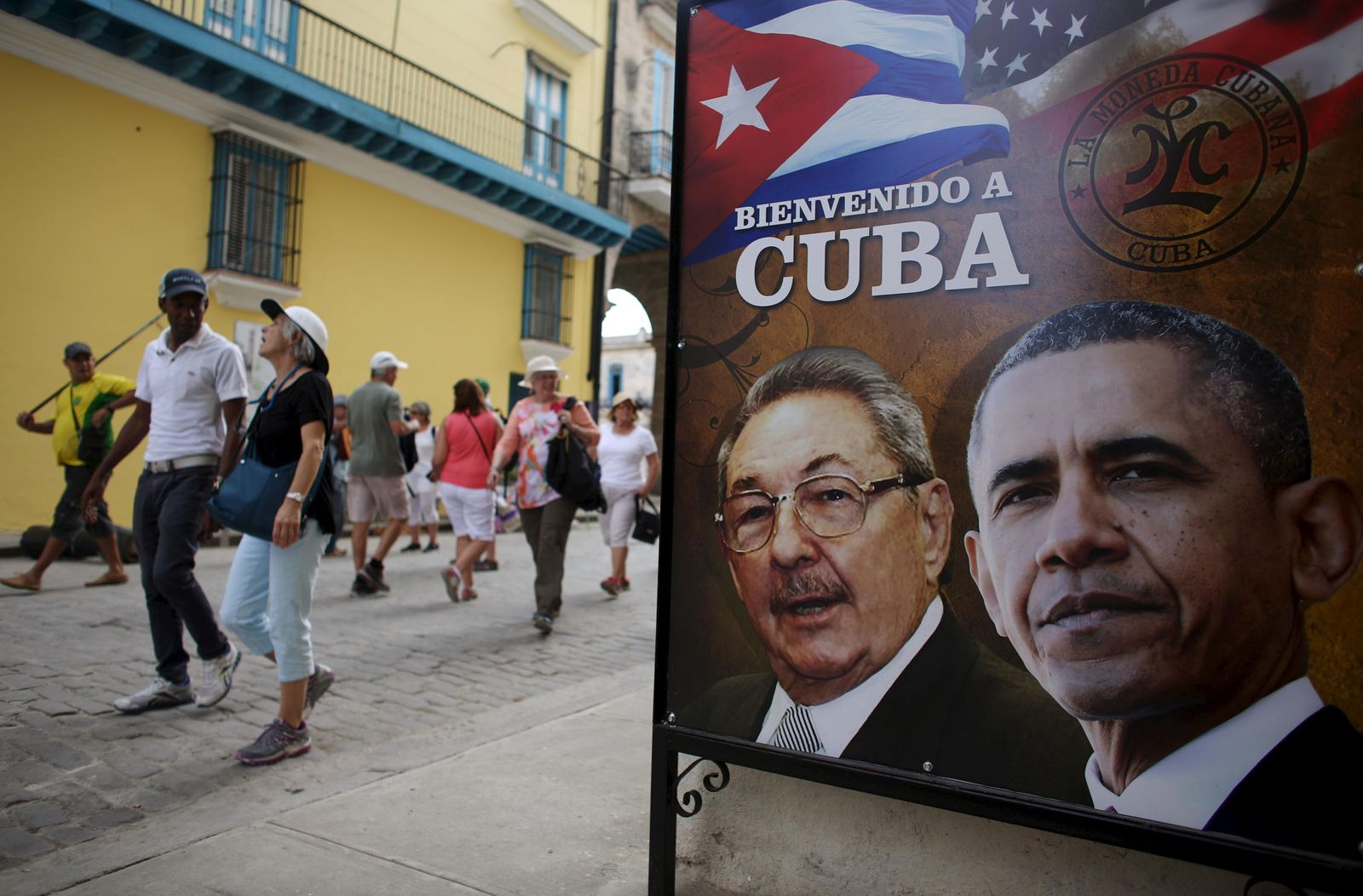Foto: Turistas pasan ante un póster de Obama y Raúl Castro en la puerta de un restaurante de La Habana, el 17 de marzo de 2016 (Reuters).