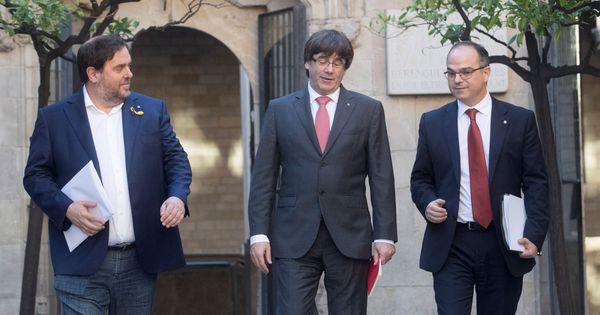 Foto: El president junto a Junqueras y Turull. (EFE)