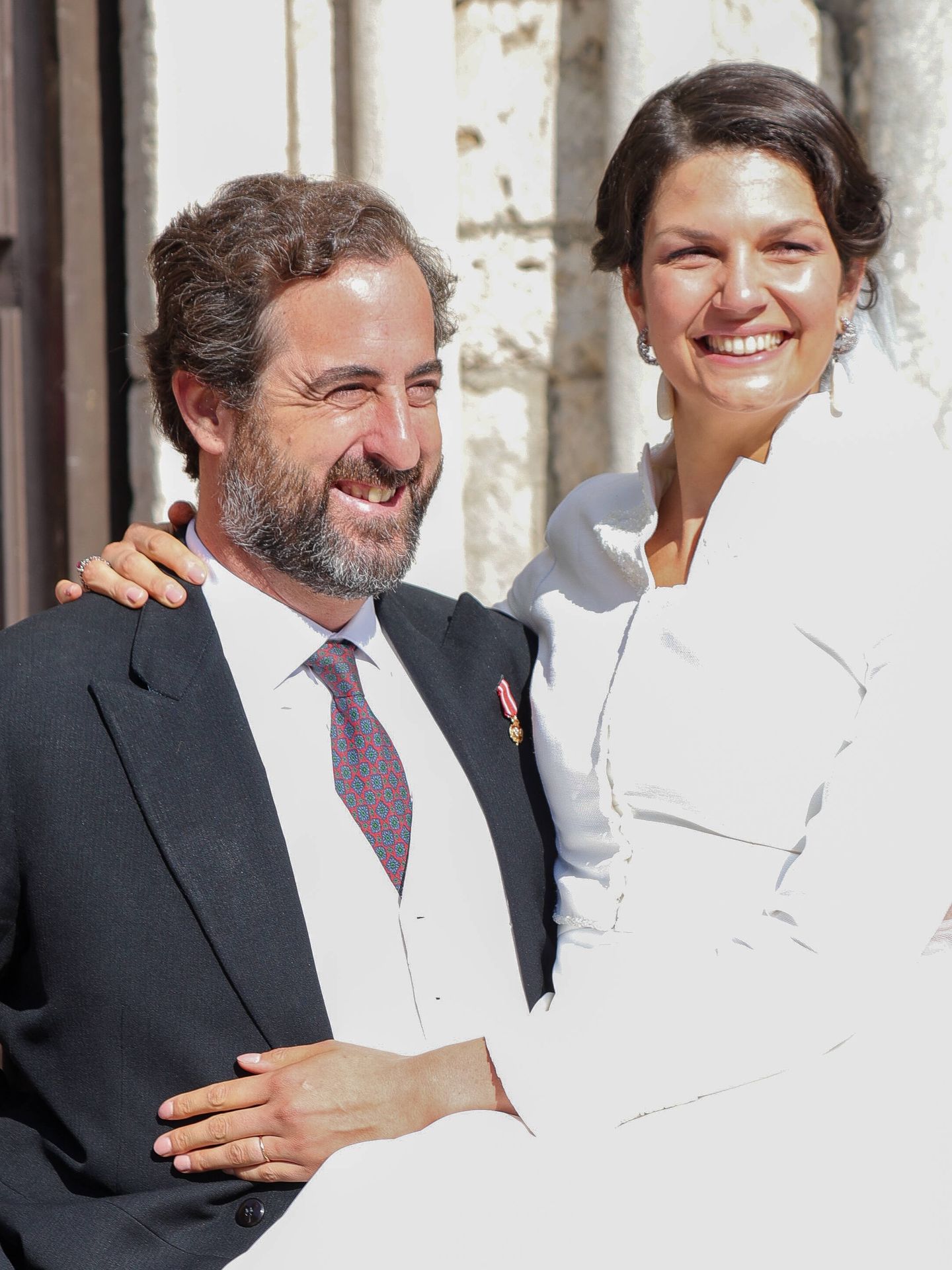 Ignacio y Leonor, sonrientes, enamorados y felices a la salida de la iglesia. (Gtres)