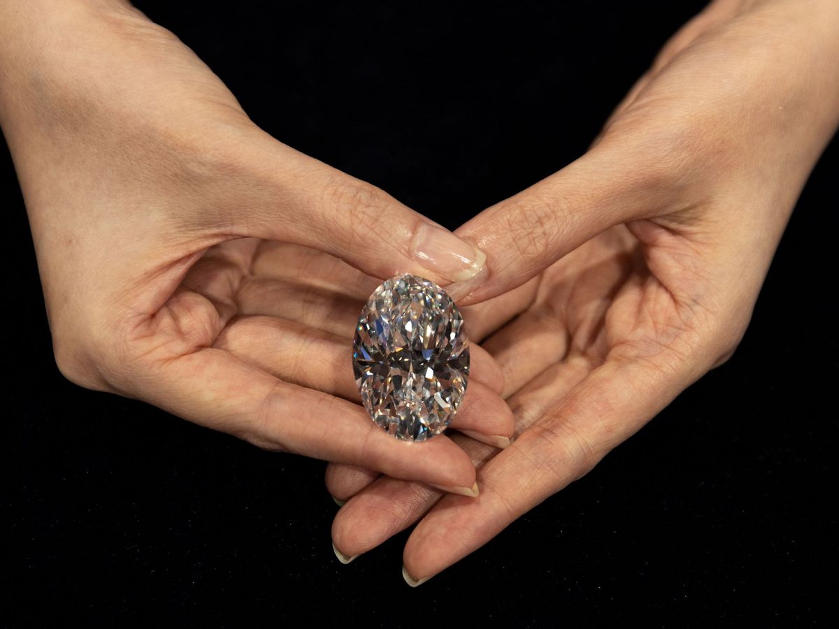 Foto: El diamante de 102,39 quilates que se ha subastado online a un precio récord (EFE EPA/Jerome Favre)