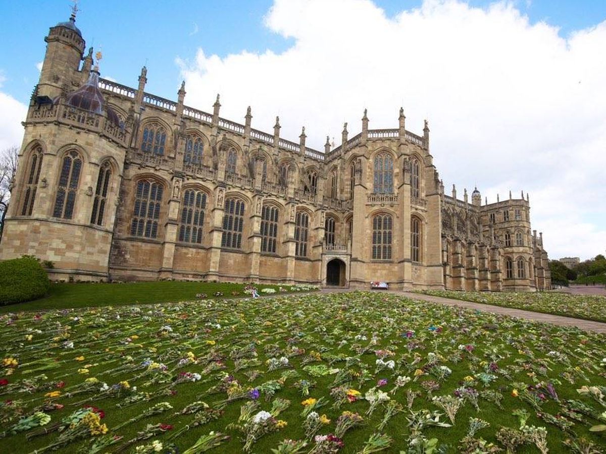 Foto: La capilla de San Jorge en Windsor, rodeada de flores. (Casa Real británica)
