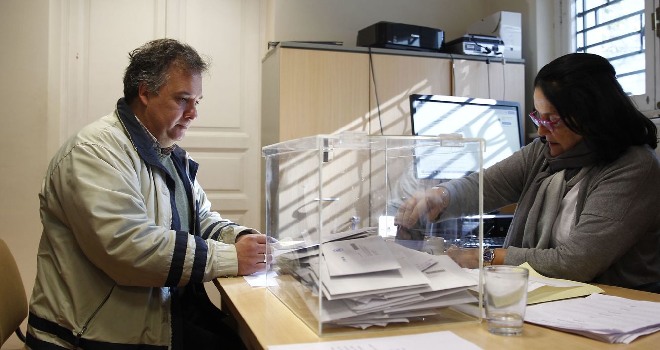 Un ciudadano español residente en Uruguay vota en el Consulado de España en Montevideo (EFE/Juan Ignacio Mazzoni)