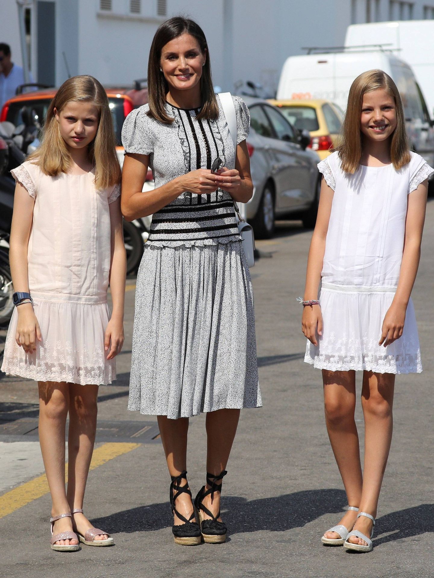 La reina, con sus hijas, posando para la prensa. (EFE)
