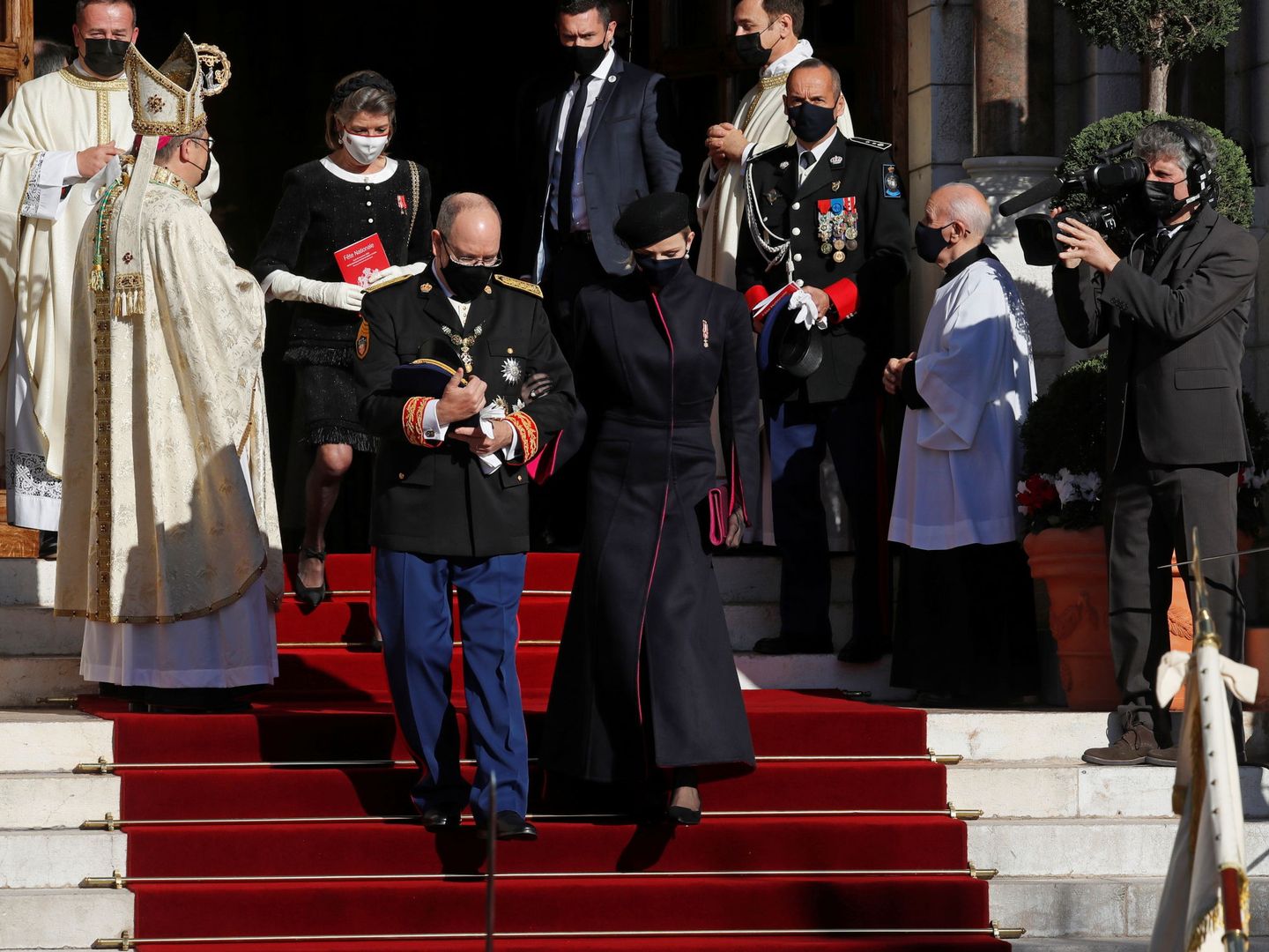 Alberto II, su mujer Charlène y detrás Carolina de Mónaco. (Reuters)