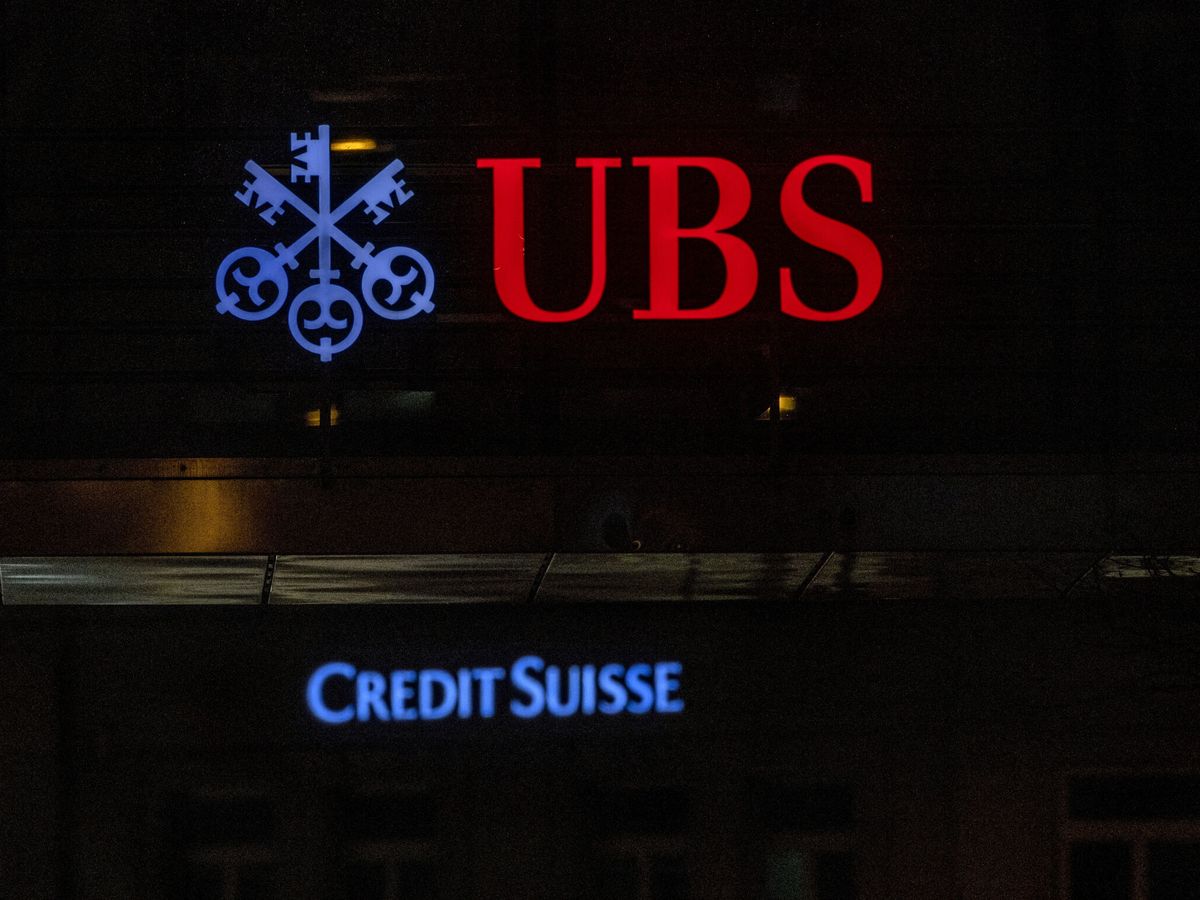 Foto: Logos de UBS y de Credit Suisse en un edificio en Zurich. (Reuters/Denis Balibouse)