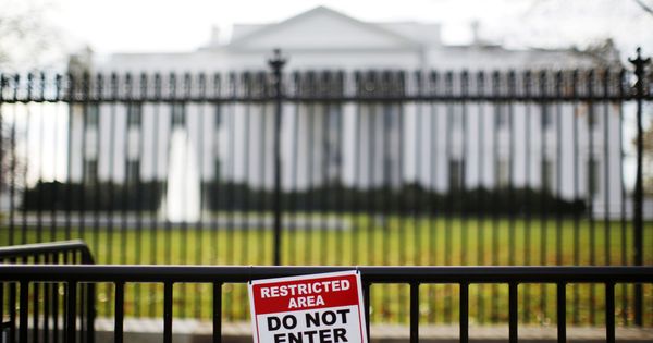 Foto: Una señal de restricción de entrada en las afueras de la Casa Blanca. (Reuters)