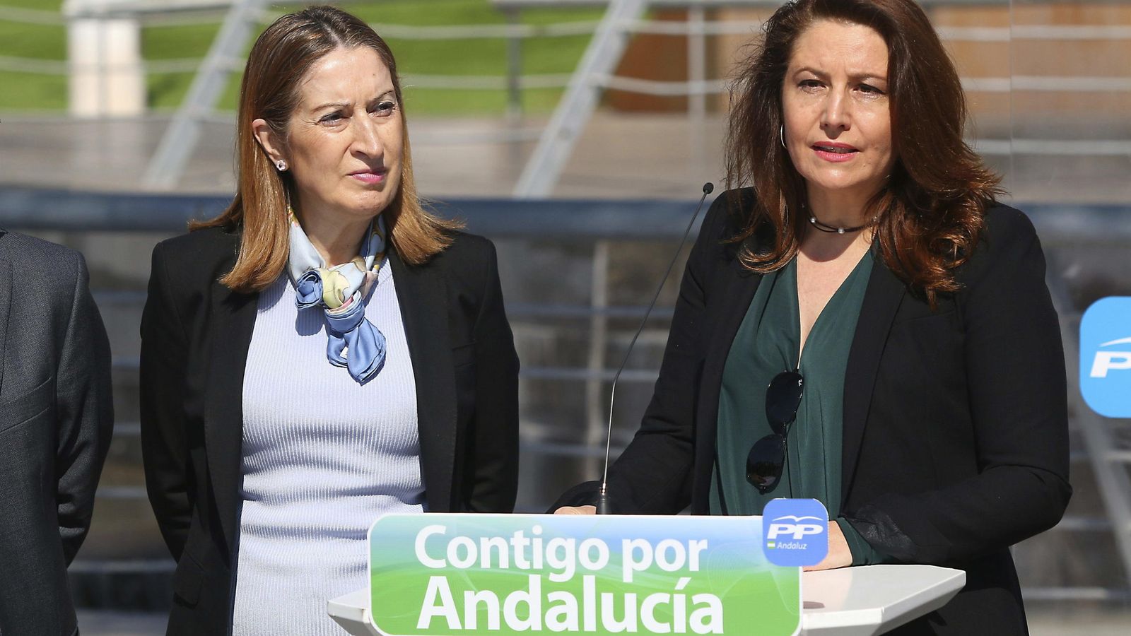Foto: La ministra de Fomento, Ana Pastor (i), junto a la candidata del PP al Parlamento Andaluz, Carmen Crespo. (EFE)