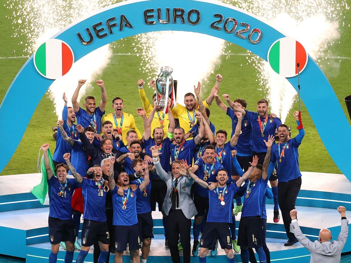 Foto: Los jugadores italianos celebran la victoria ante Inglaterra, al término del partido de la Eurocopa 2020. (EFE/EPA/Pool/Catherine Ivill)