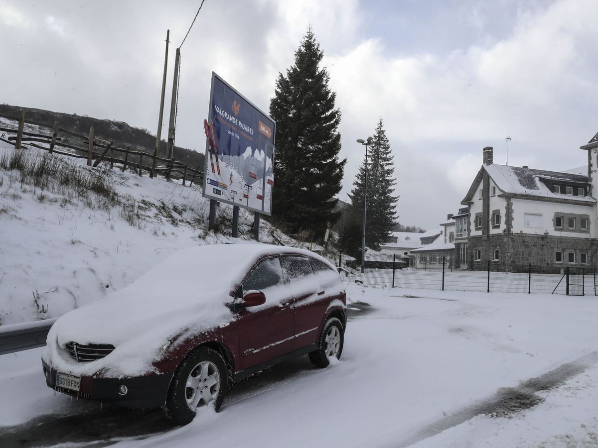 Foto: Temporal de nieve en Asturias (EFE/J.L.Cereijido)