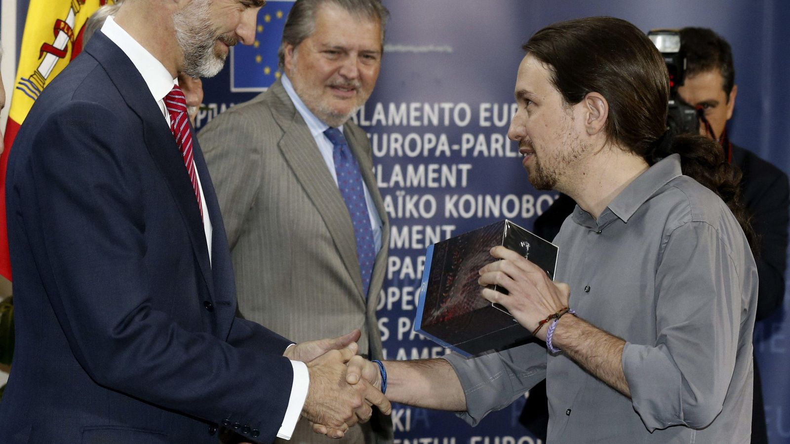 Foto: Pablo Iglesias saluda al Rey Felipe VI y le entrega la serie 'Juego de Tronos'.