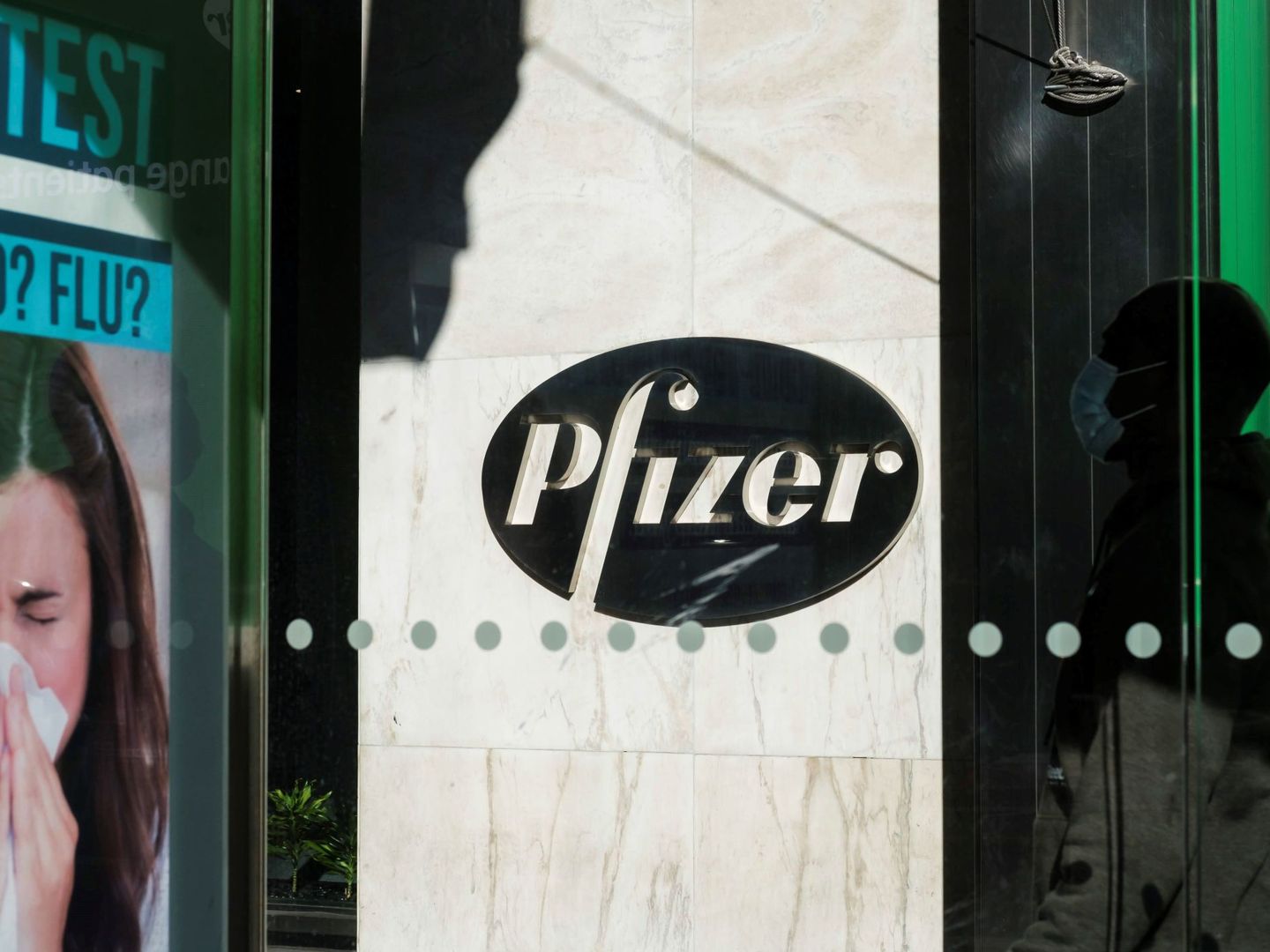Un hombre pasea frente a la sede de la farmacéutica Pfizer, este lunes en Nueva York (Estados Unidos). (EFE)