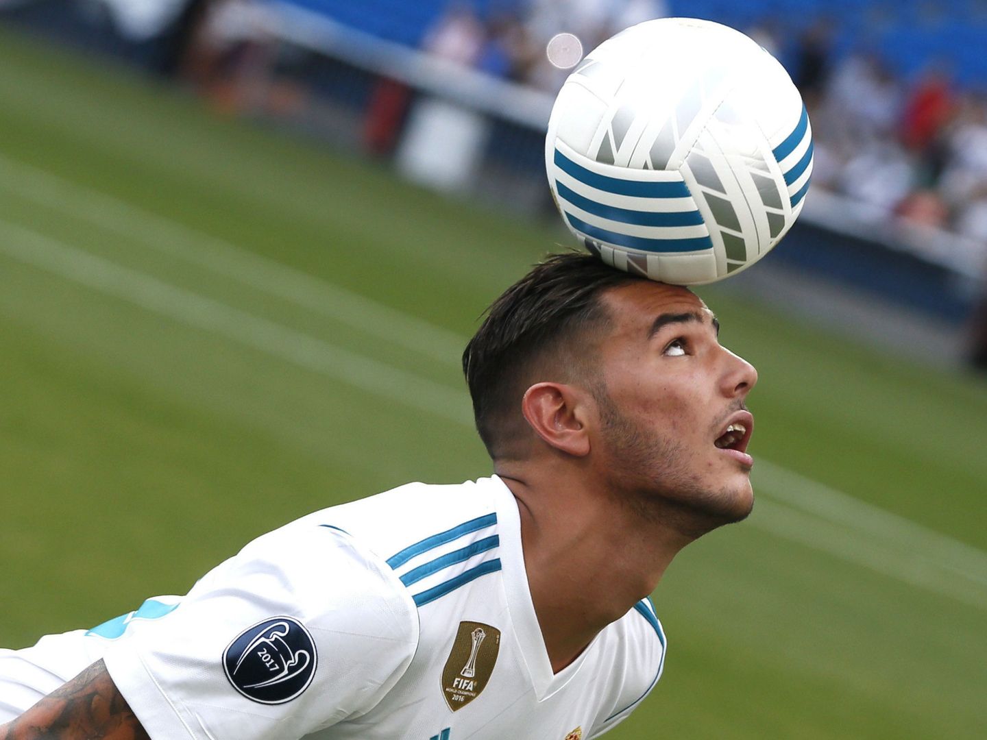 Theo Hernández controla el balón con la cabeza en su presentación con el Madrid (Reuters). 