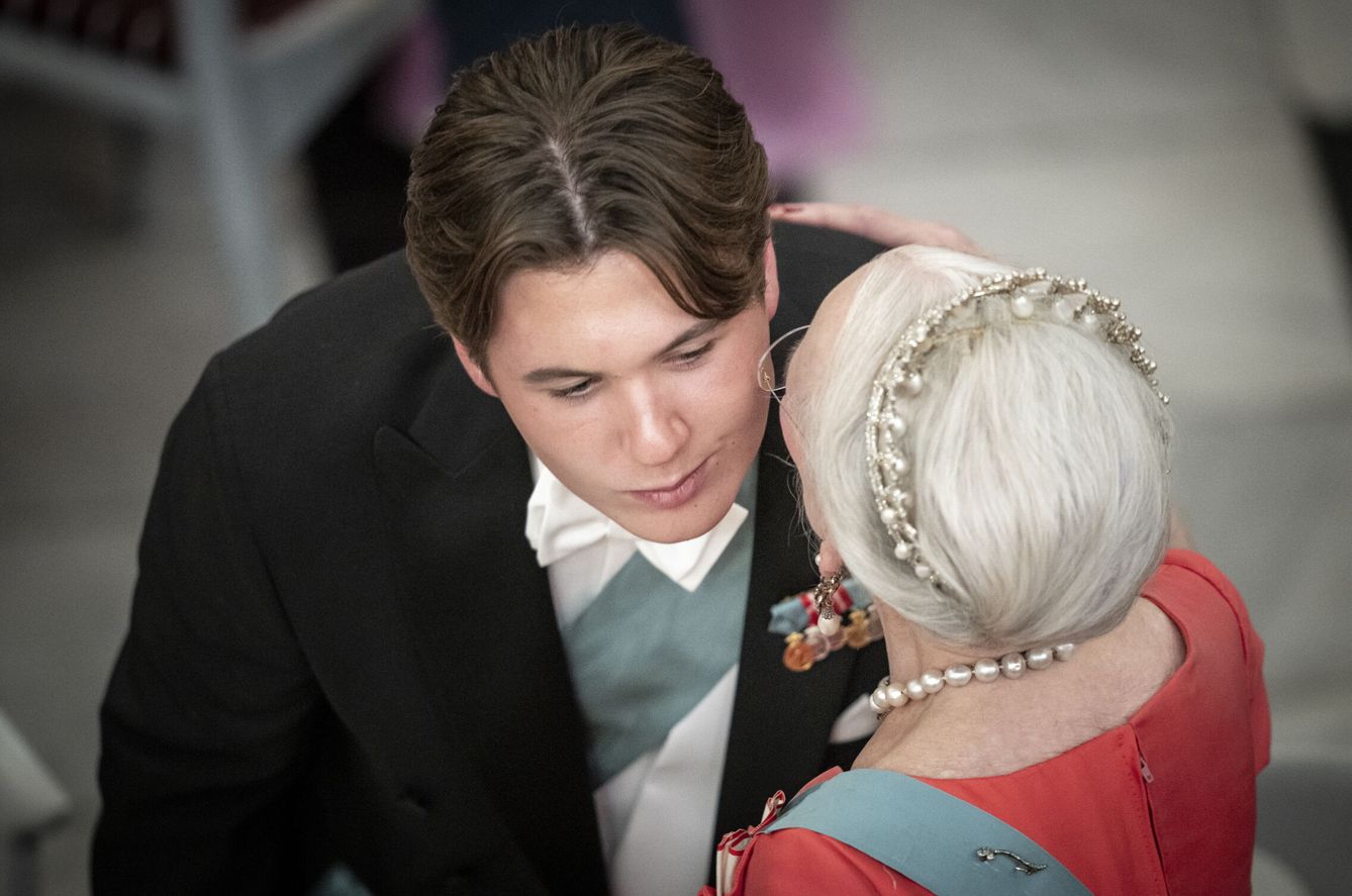 El príncipe Christian recibe un beso de su abuela, la reina Margarita. (EFE)
