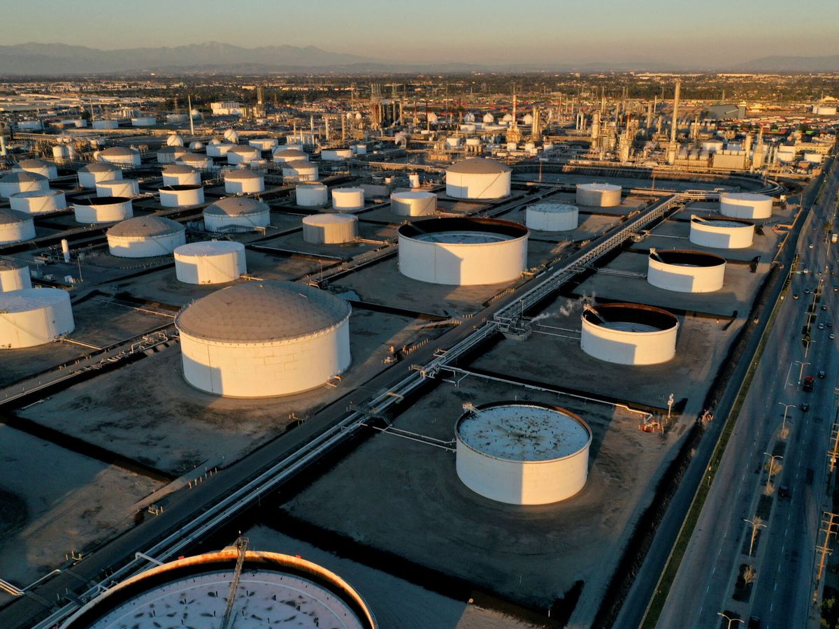Foto: Tanques de almacenaje de petróleo en Los Ángeles. (Reuters)
