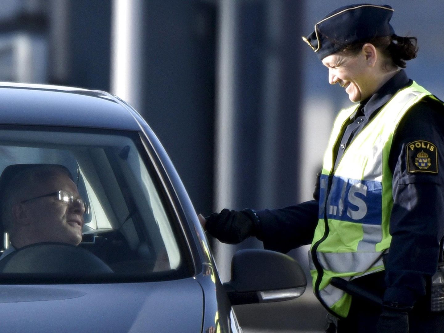Una agente de policía sueca chequea pasaportes en Lernacken, en el lado sueco del estrecho de Oresund, en noviembre de 2015. (Reuters)