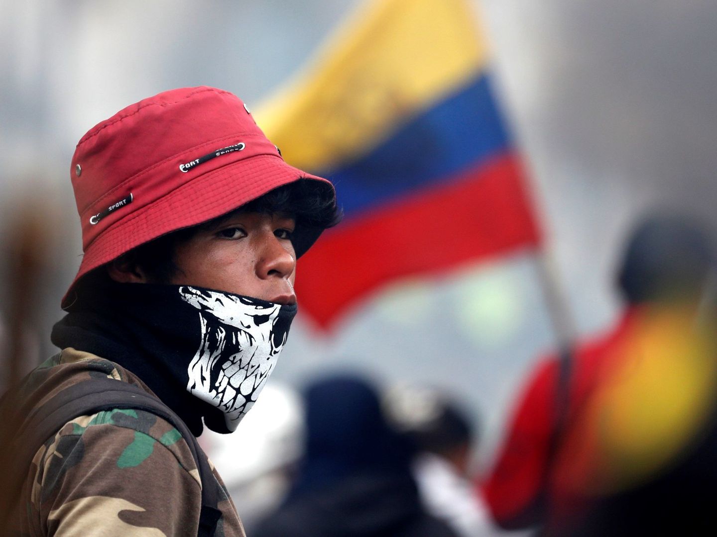 Manifestantes se enfrentan a la policía en una nueva jornada de choques este domingo, en Quito (Ecuador). (EFE)