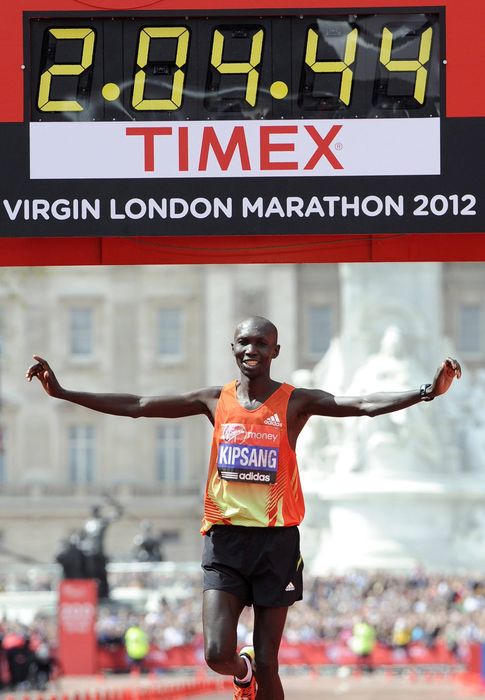 Foto: Wilson Kipsang, ganando el maratón de Londres en 2012.