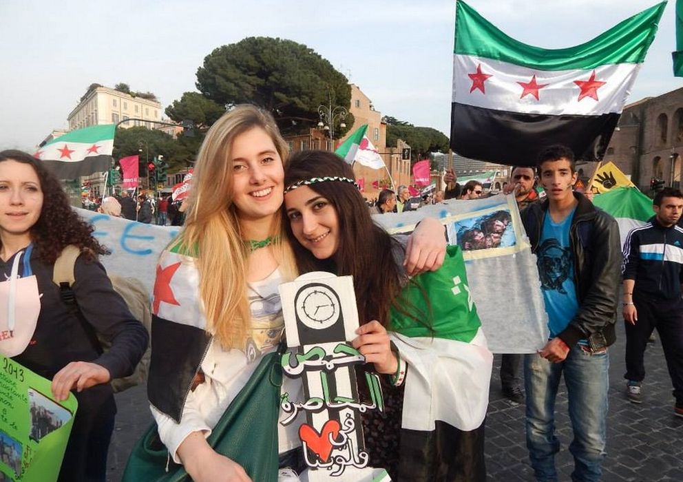Foto: Greta Ramelli y Vanessa Marzullo durante una manifestación en Roma
