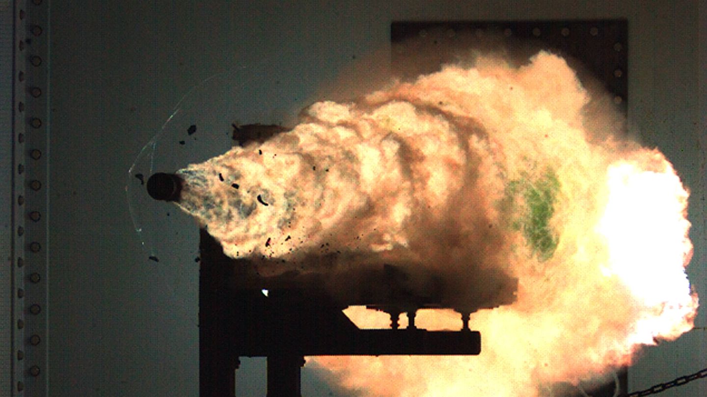 Imagen del proyectil a 2520 metros por segundo disparado por una railgun americana (US Navy)