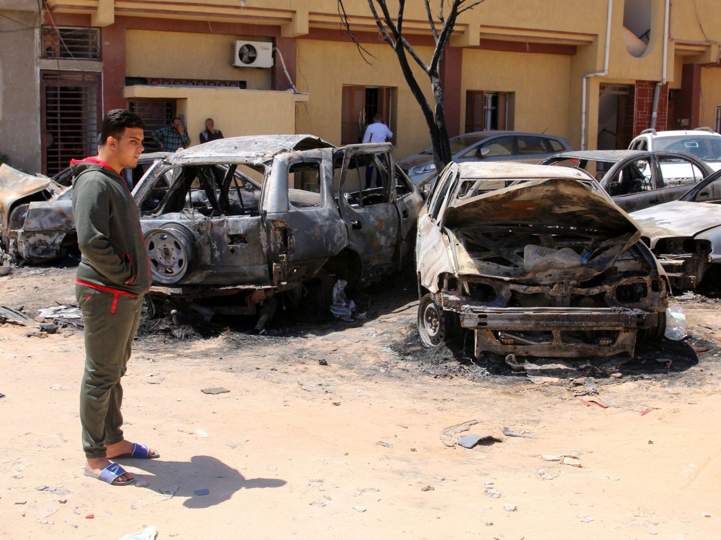 Un hombre observa los daños causados por un bombardeo en Trípoli, Libia. (EFE)