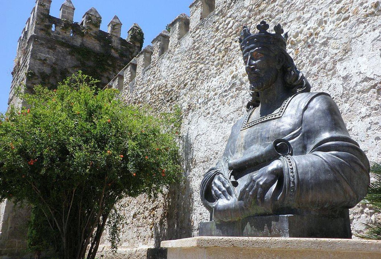 Estatua de Alfonso X junto al Castillo de San Marcos de El Puerto de Santa María. (CC/Emilio J. Rodríguez Posada)