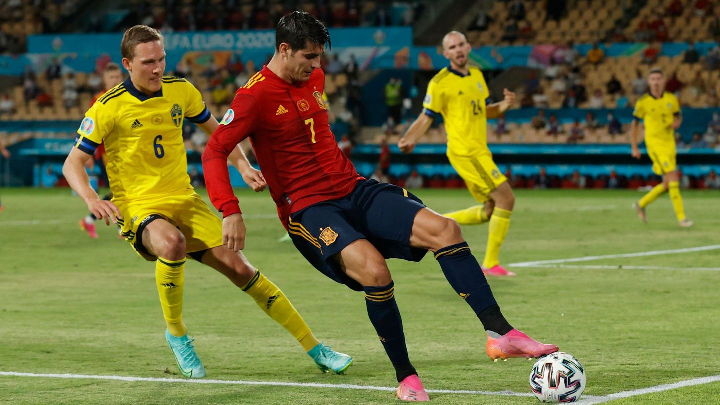 El '7' de España controla una pelota en la línea de fondo. (EFE)