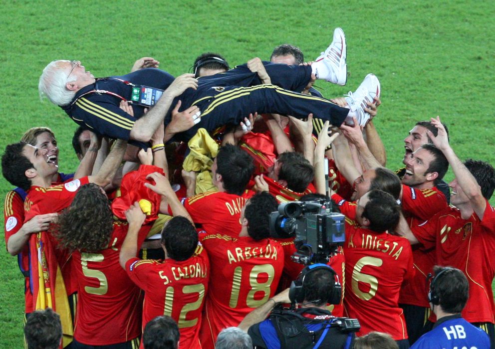 Foto: Luis Aragonés, manteado por sus jugadores después de conquistar el segundo Europeo para España. 