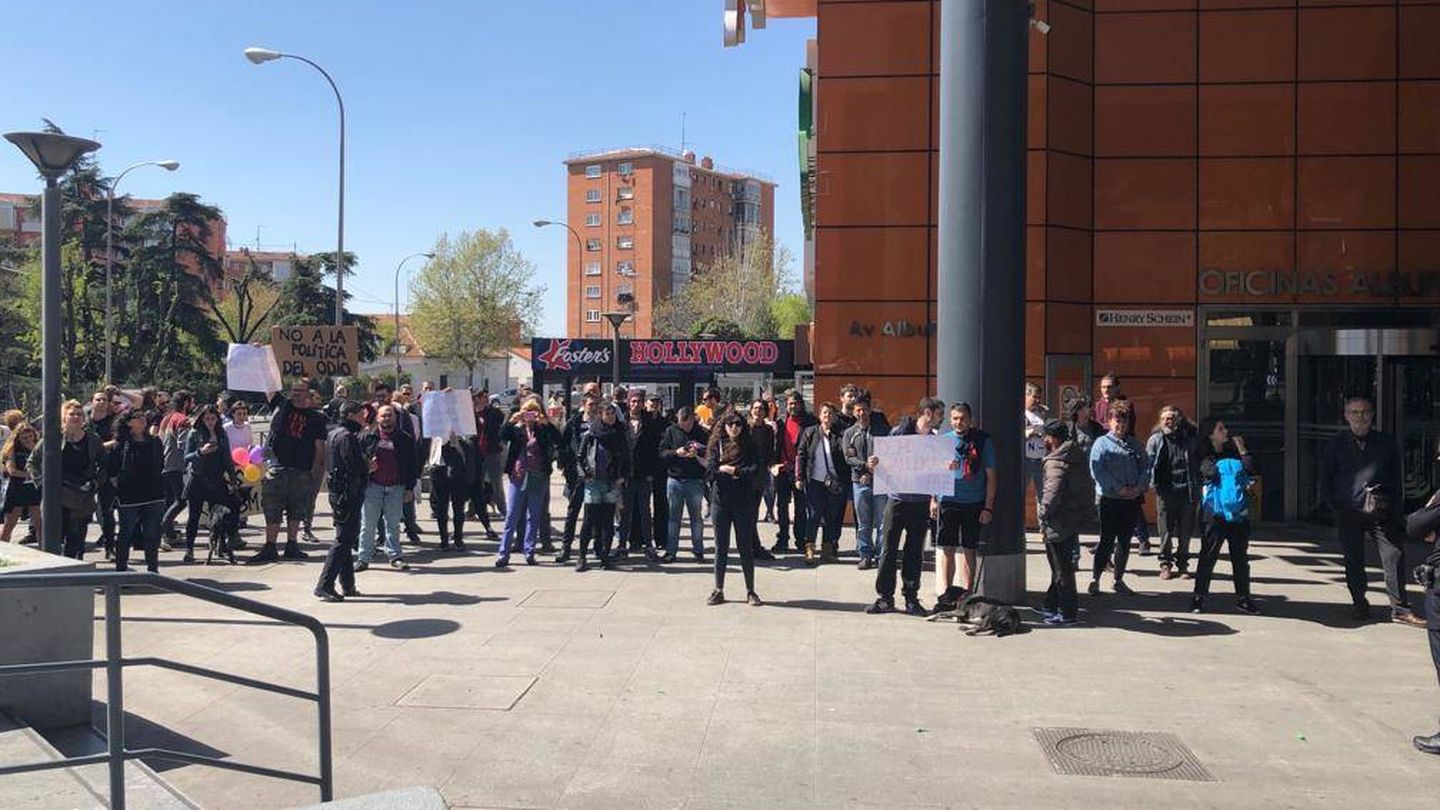 Manifestantes protestan contra la llegada de Vox al barrio. (EC)