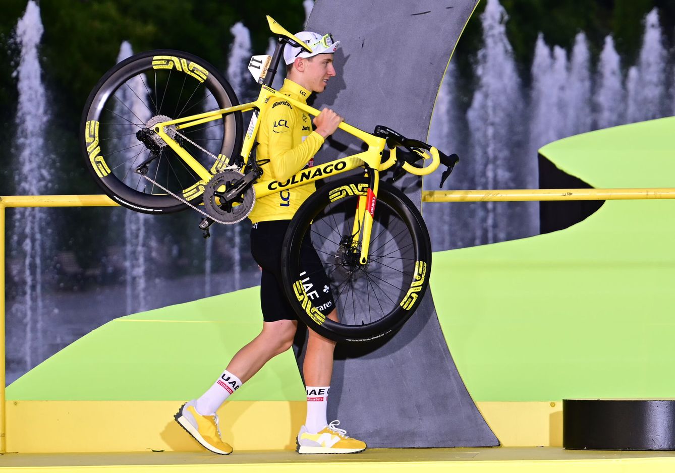 Pogacar sube con su bicicleta al podio de ganadores tras vencer en la última etapa del Tour. (EFE/Papon Bernard)