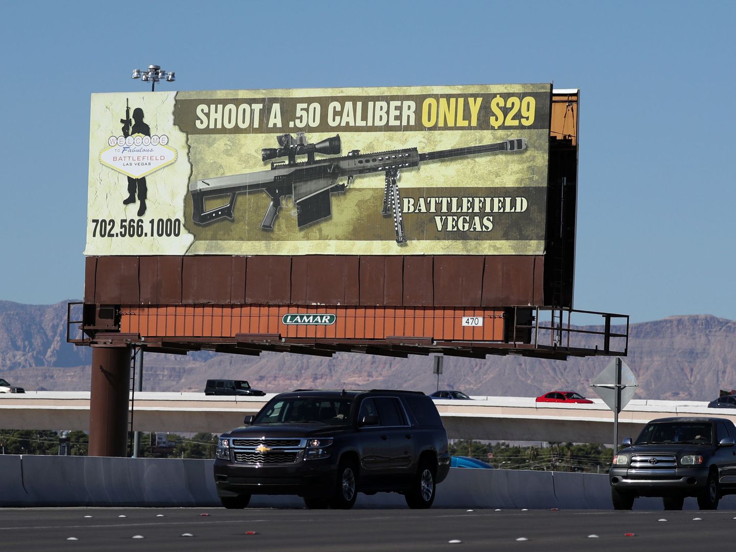 Un anuncio de un fusil automático en Las Vegas, en una fotografía tomada dos días después del tiroteo en el festival Route 91. (Reuters)