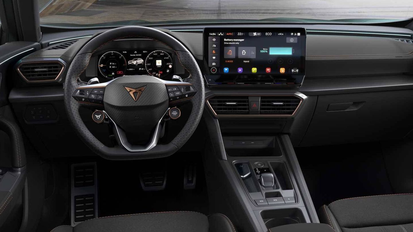 Los Formentor e-Hybrid incluyen el volante deportivo con selector de modos de conducción.
