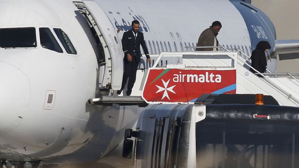 Detienen a los secuestradores del avión libio en Malta y liberan a todos los rehenes