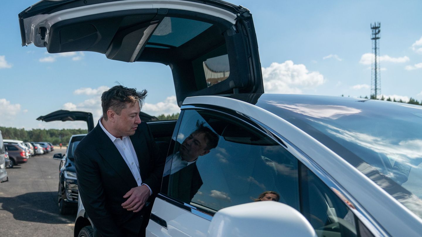 Elon Musk, subiéndose a un Tesla. (Reuters)
