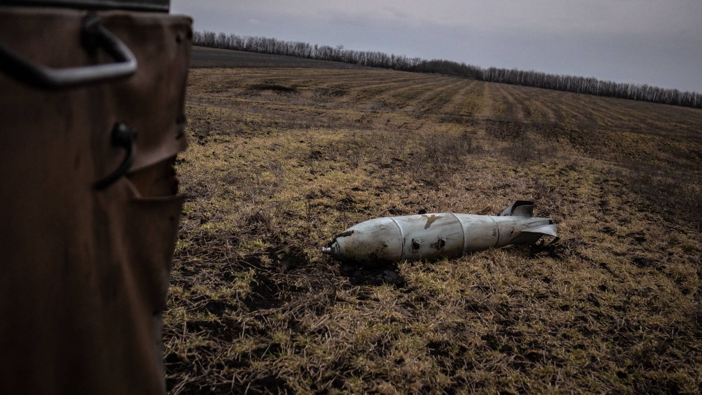 Una bomba de avión sin detonar en los campos de Donetsk (Fermín Torrano)