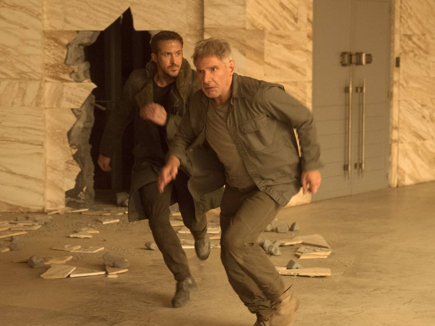 Ryan Gosling y Harrison Ford, en un momento de 'Blade Runner 2049'. (Sony Pictures)