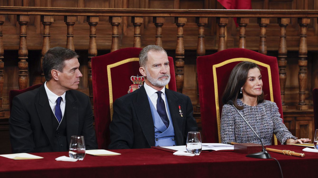 Foto: Los reyes, Felipe VI y Letizia, junto al presidente Pedro Sánchez, durante la ceremonia de entrega del Premio Cervantes. (EFE/Ballesteros)