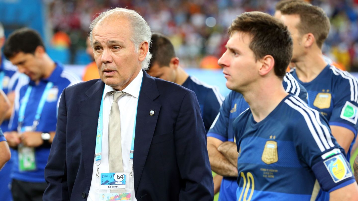 Lo Messi junto a Alejandro Sabella tras caer en la final del Mundial de 2014.