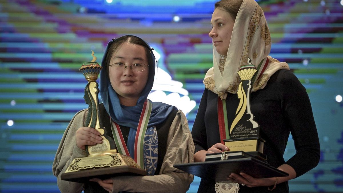 La campeona del mundo de ajedrez pierde sus títulos por negarse a llevar túnica