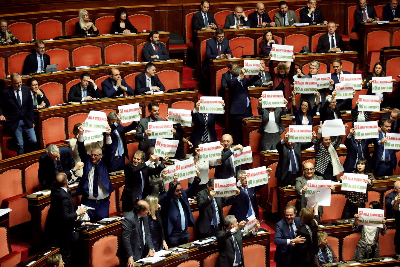 Senadores de la oposición muestran su rechazo al Gobierno Salvini-Di Maio durante un voto de confianza (REUTERS)