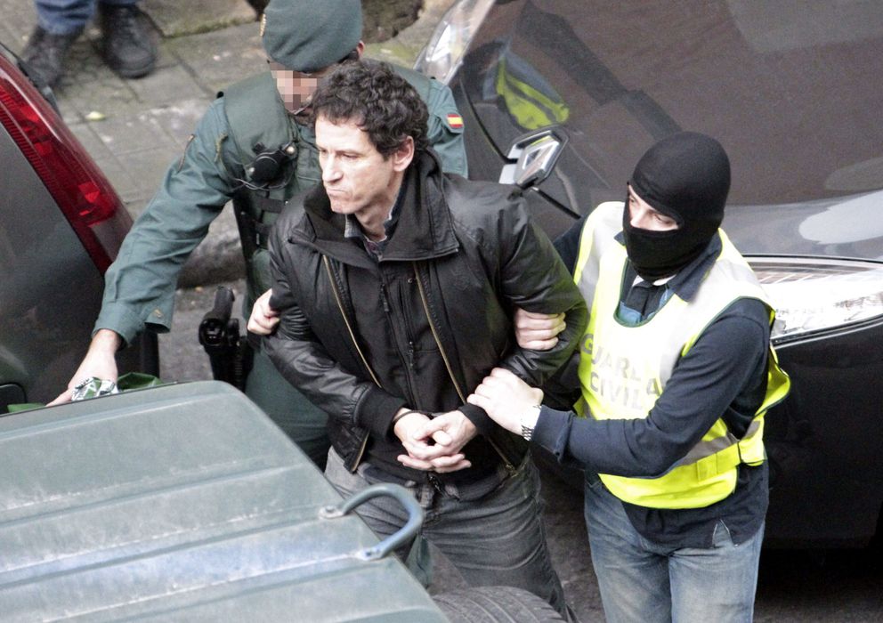 Foto: Agentes de la Guardia Civil conducen a Jon Enparantza, detenido junto con otras siete personas en la operación. (EFE)