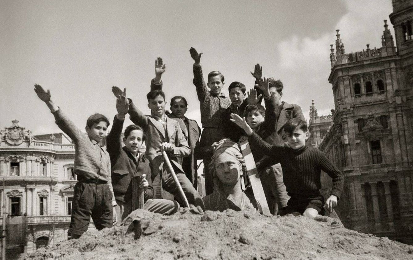 'Niños madrileños sobre la estatua de La Cibeles'. 29 de marzo de 1939. Santos Yubero. (Archivo Regional de Madrid)