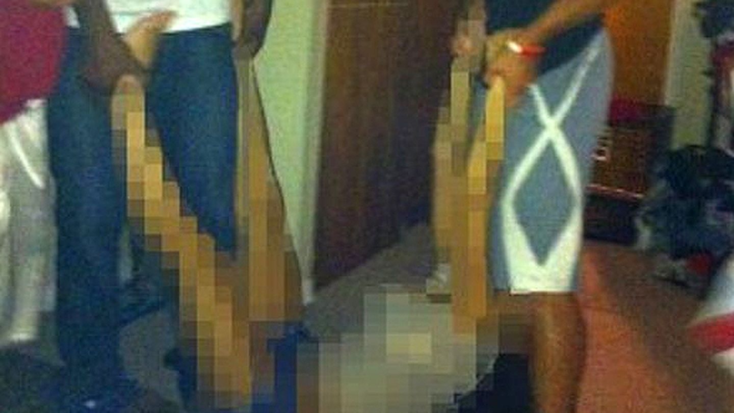 Dos jóvenes transportan a la chica que fue víctima de violación (Facebook)