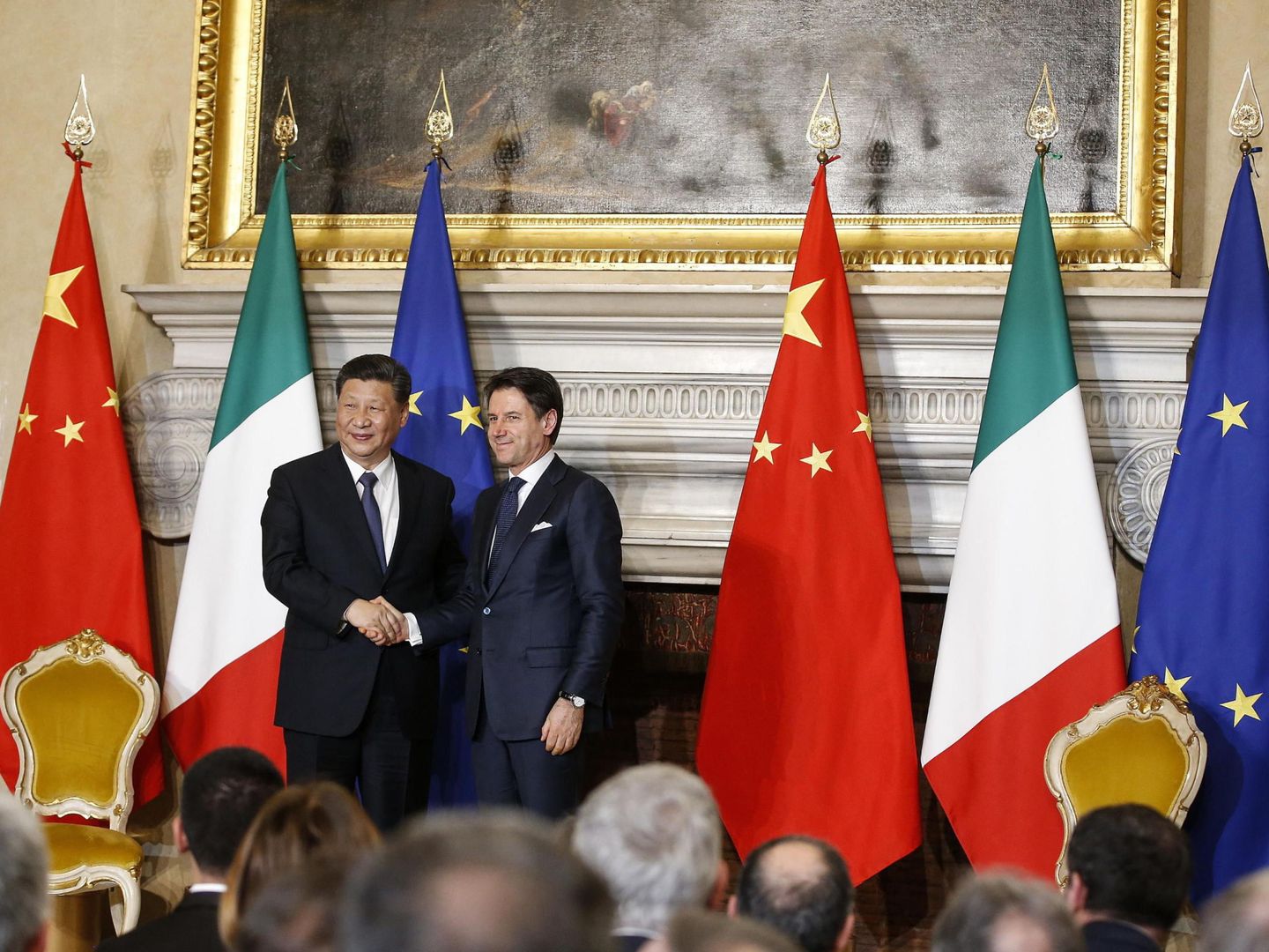 Xi Jinping saluda al primer ministro italiano durante su visita a Roma. (EFE)