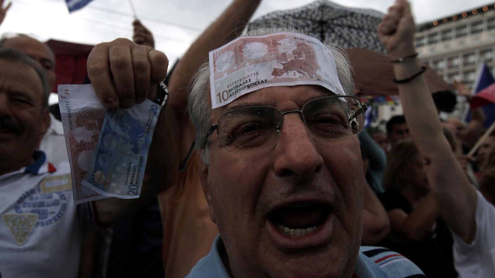 Foto: Imagen de los manifestantes que apoyaron ayer el "Sí" en el referéndum que se realizará en Grecia 