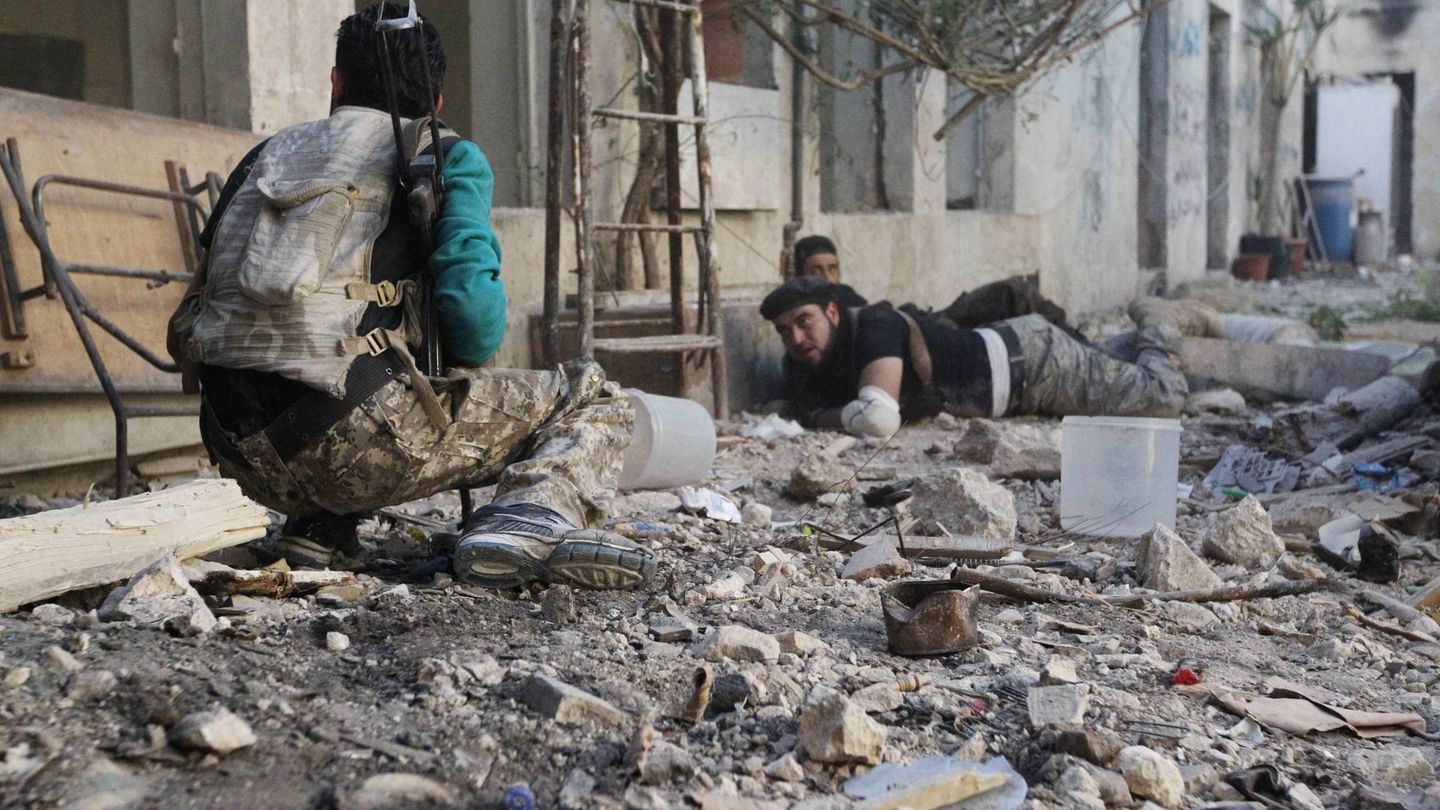 Milicianos del ELS toman posiciones durante combates con fuerzas de Al Asad en la Ciudad Vieja de Alepo (Reuters).