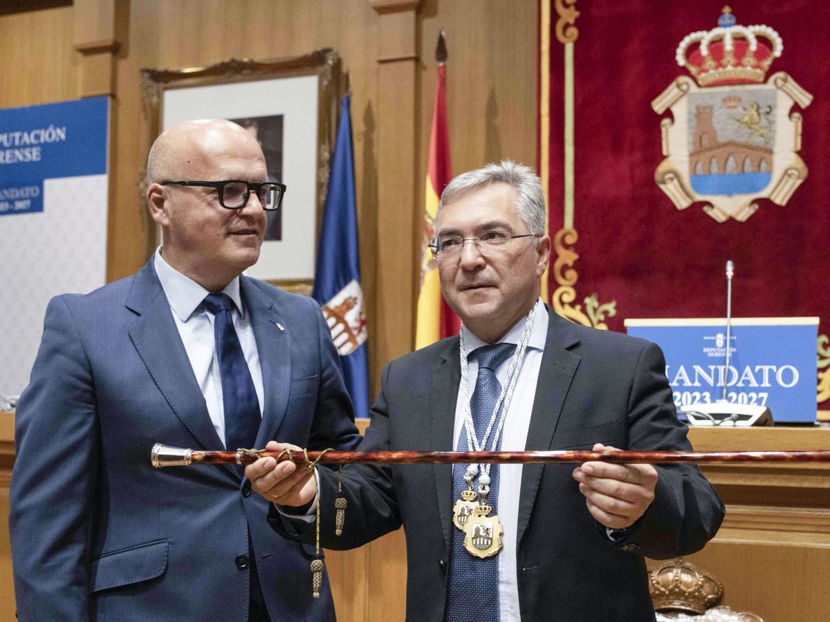 Foto: Luis Menor (d), nuevo presidente de la Diputación de Ourense, posa con el bastón de mando junto a Manuel Baltar (i). (EFE/Brais Lorenzo)