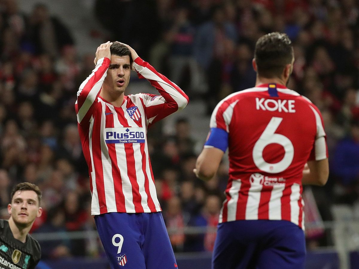 Foto: Álvaro Morata se lleva las manos a la cabeza después de la ocasión para hacer el segundo gol. (EFE)