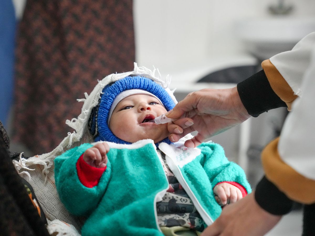 Foto: Un bebé es vacunado, en una imagen de archivo. (EFE/Omid Fazel)