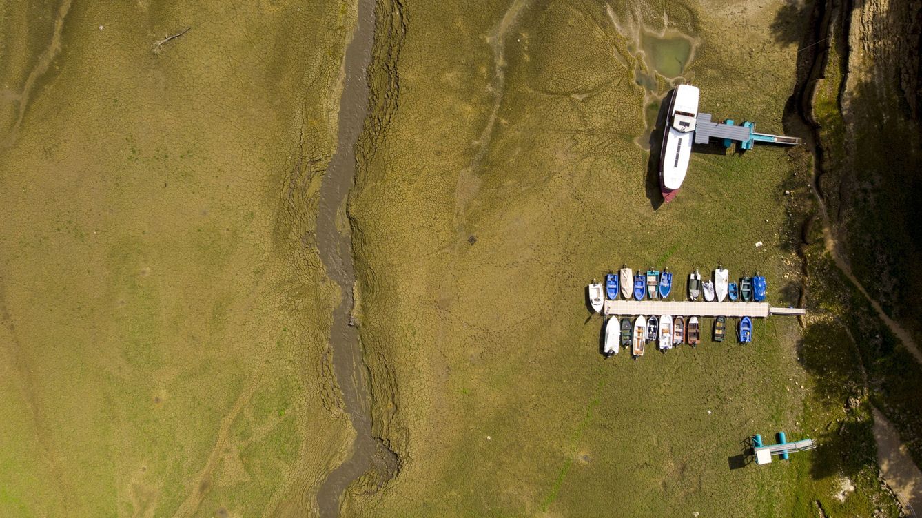 Foto: Barcos encallados en la orilla del río Doubs, en la frontera entre Francia y Suiza. (EFE/Laurent Gillieron)