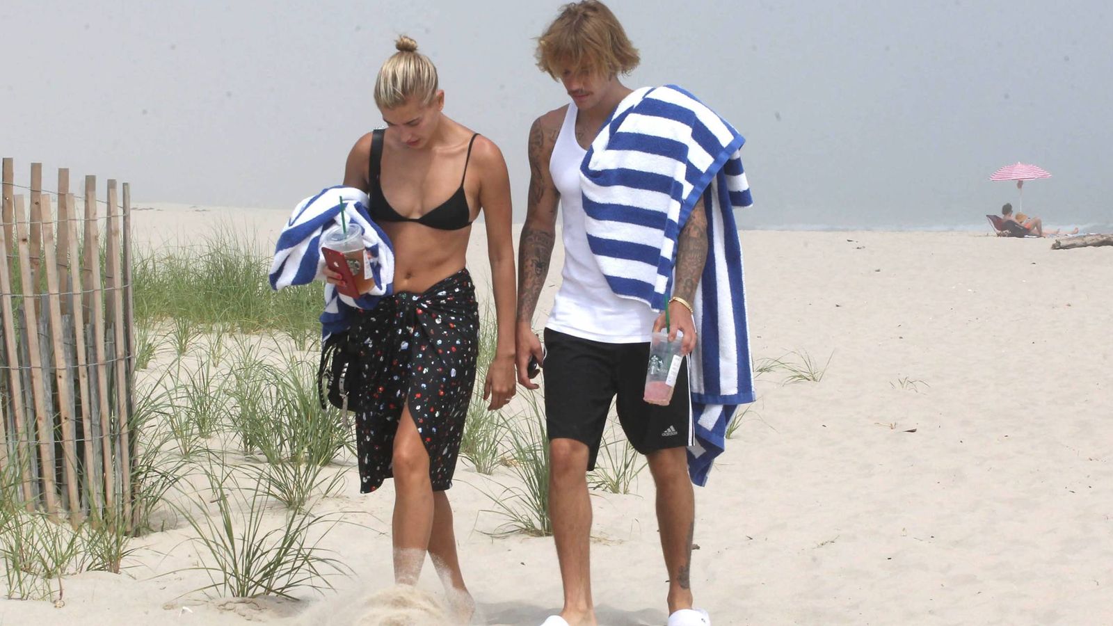 Foto: Hailey Baldwin y Justin Bieber en la playa de Nueva York. (Cordon Press)